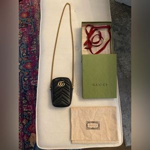 4.1"W x 6.7"H x 2"D

 i5'9" tall
Fits up to iPhone Pro Max/Plus, Airpods,